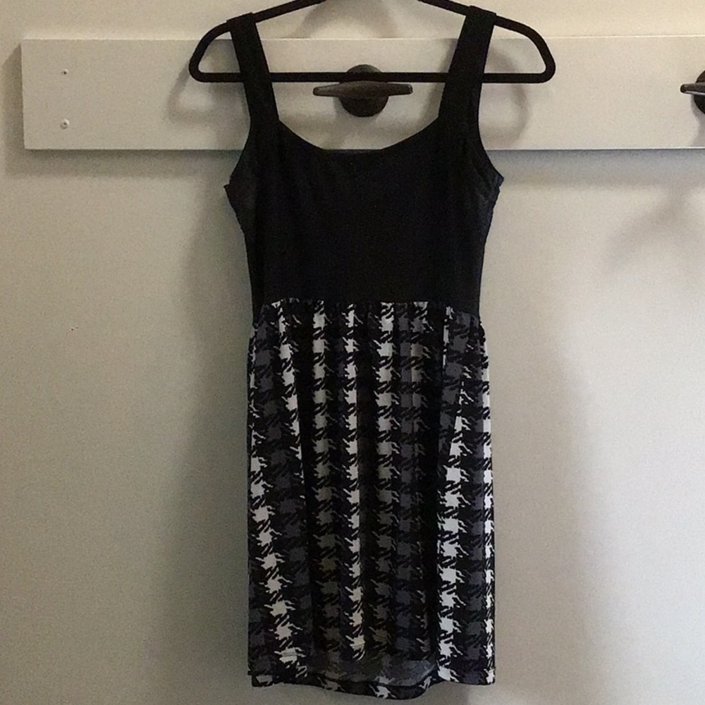 Elegant Black and White Patterned Sundress - Picture 2 of 2